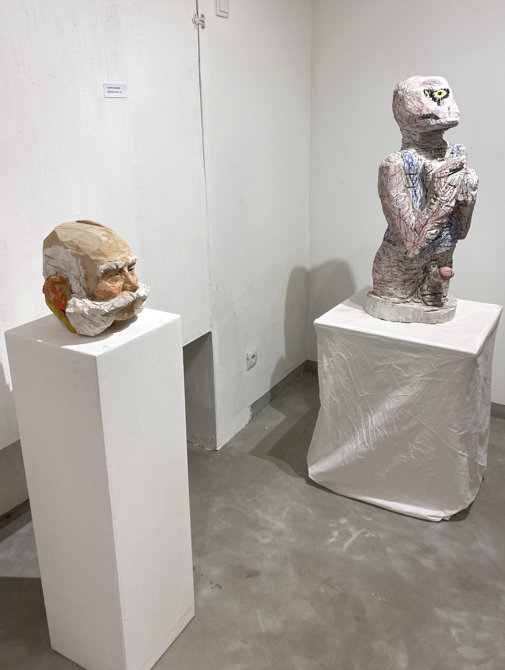 Aktuelle Positionen Skulptur Wien 2023 / Exhibition view with artworks by MARTIN KRAMMER and ALEXANDAR PEEV