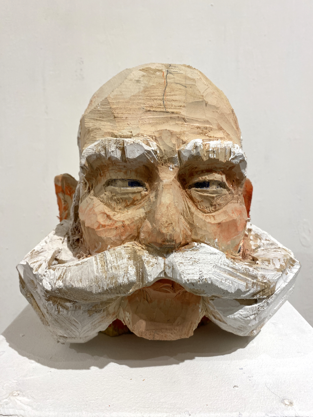 Aktuelle Positionen Skulptur Wien 2023 / MARTIN KRAMMER, Kaiser Franz Ohne (Kopf), 2023, Acryl auf Lindenholz