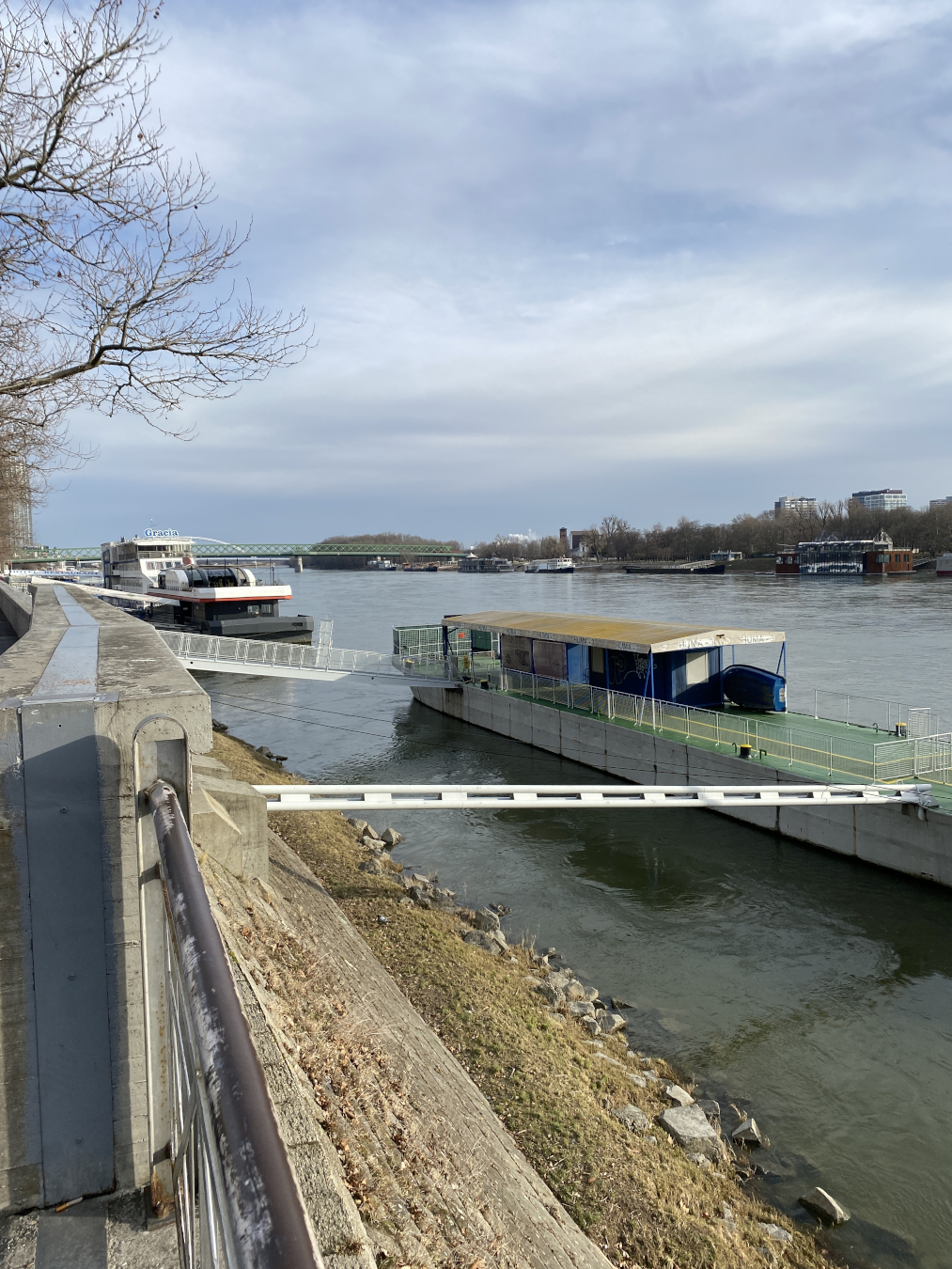 KUNST! KREATIVITÄT IN ZEITEN KÜNSTLICHER INTELLIGENZ? / Donau in Bratislava, Slowakei